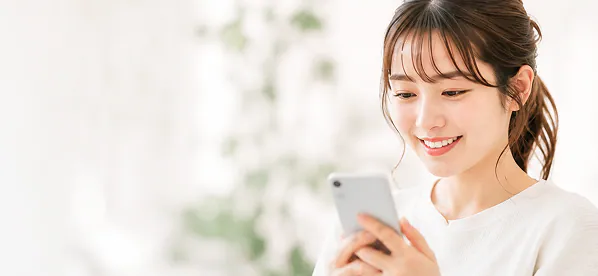 スマートフォンを操作する女性